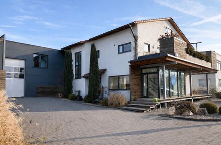 **Gepflegtes Gewerbeanwesen
mit toller Maisonette-Wohnung!**