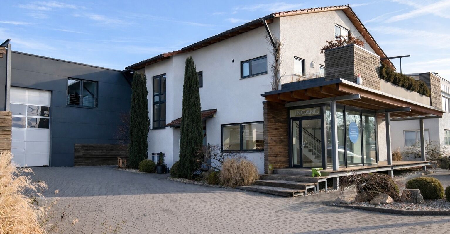 **Gepflegtes Gewerbeanwesen
mit toller Maisonette-Wohnung!**