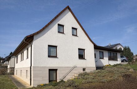 
Geräumiges Einfamilienhaus mit Garten und Garage
