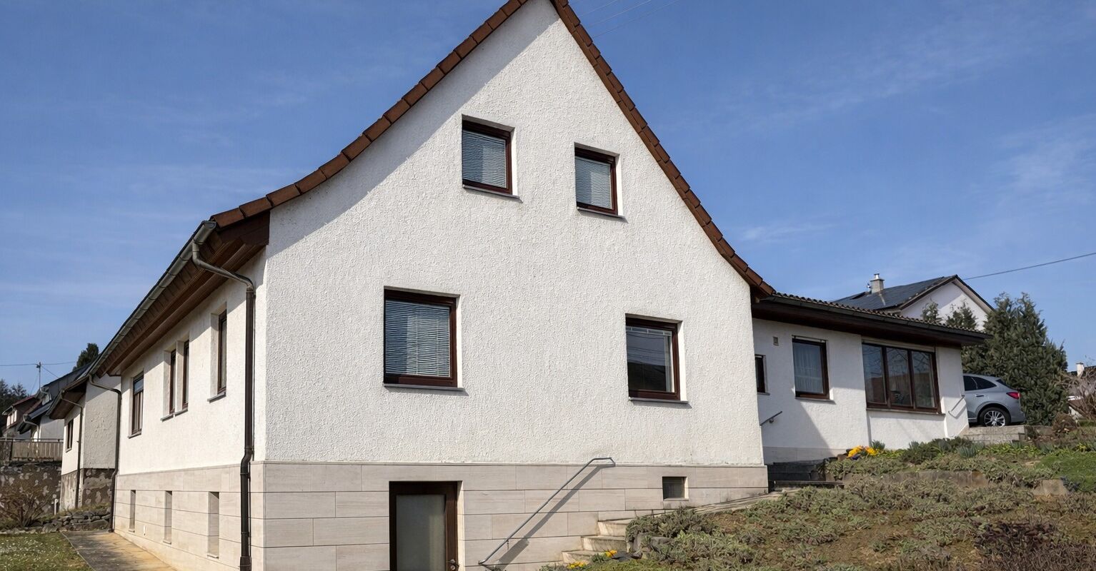 Geräumiges Einfamilienhaus mit Garten und Garage