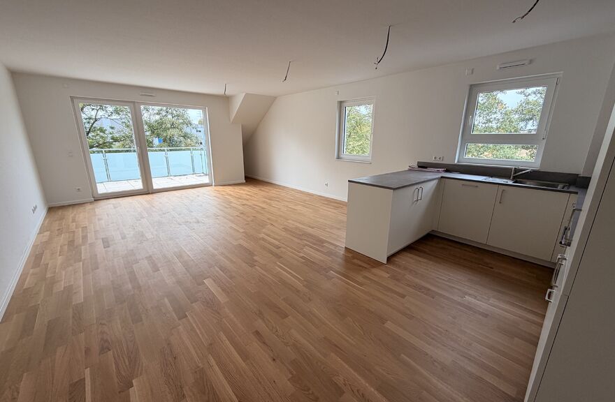 Erstbezug: 3-Zimmer-Dachwohnung mit Balkon, EBK, Carport