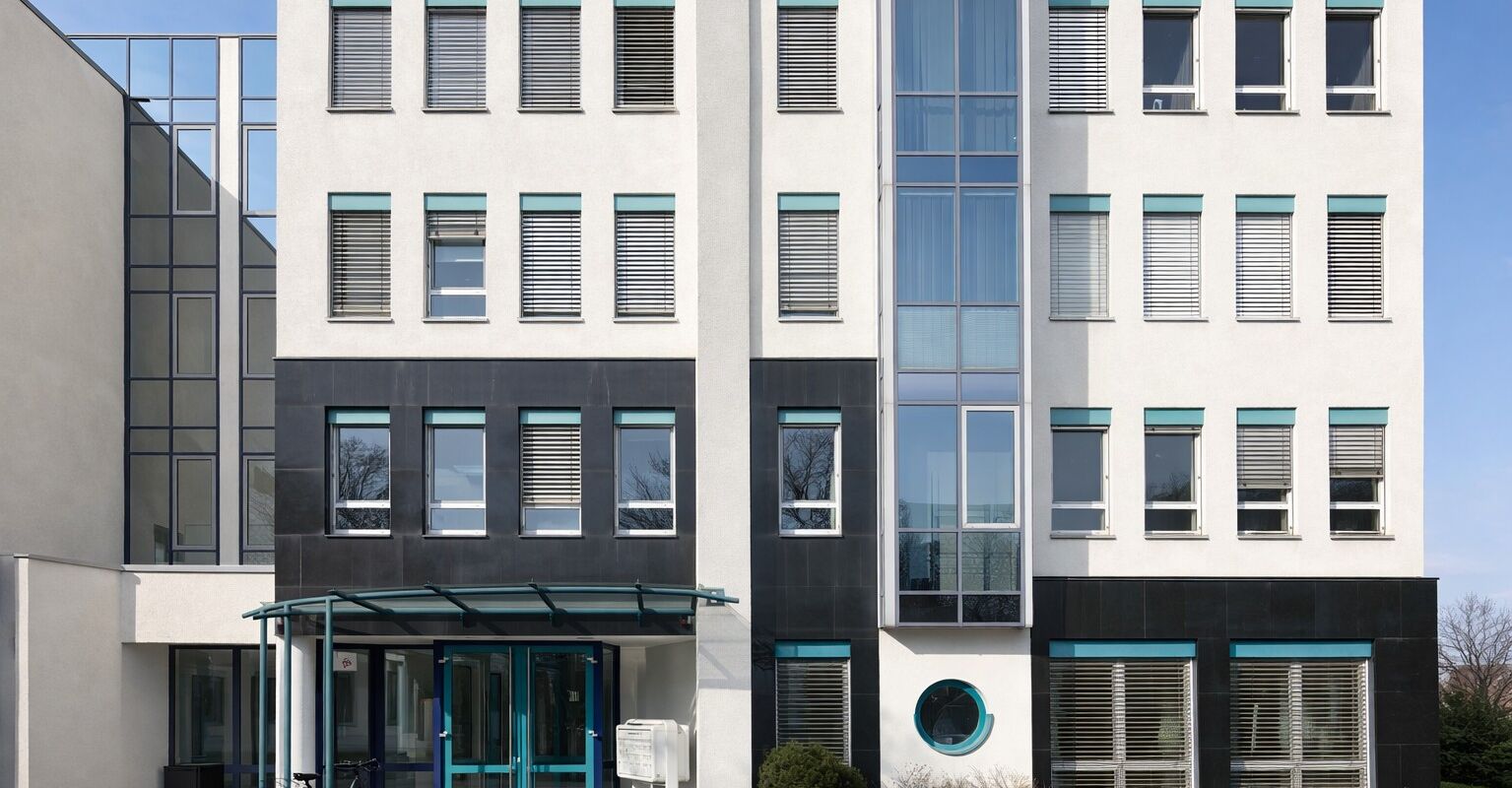 Helle und moderne Bürofläche im repräsentativen Bürokomplex