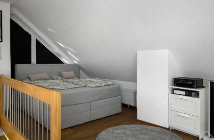 Charmante 2,5-Zimmer-Dachgeschosswohnung mit Galerie und Fernblick